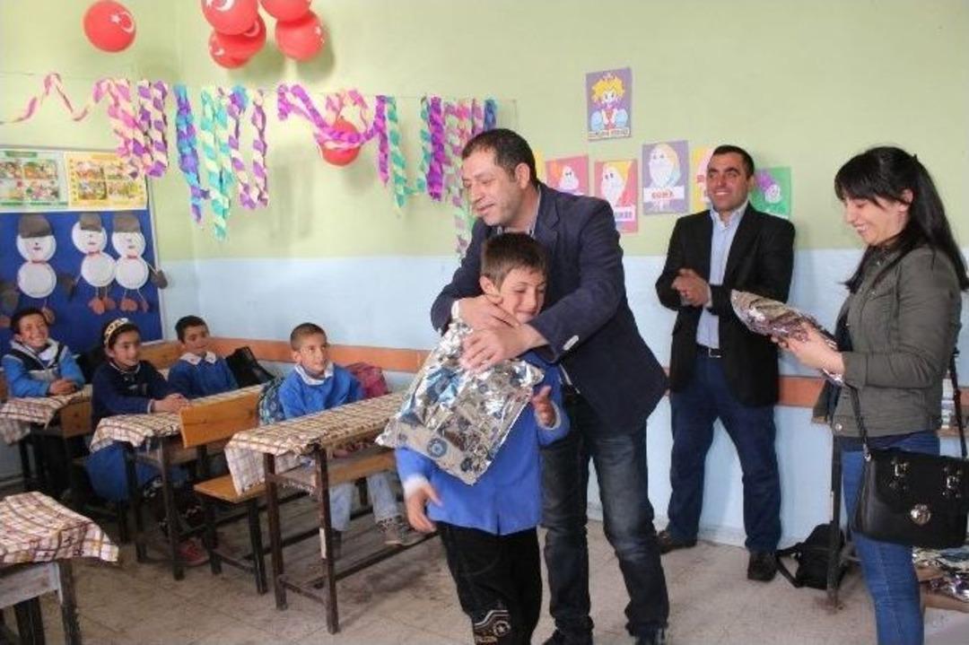 &Uuml;niversite &Ouml;ğrencileri &ldquo;umudumuz &Ccedil;ocuklar&rdquo; Projesiyle &Ccedil;ocuklara Umut Oldu