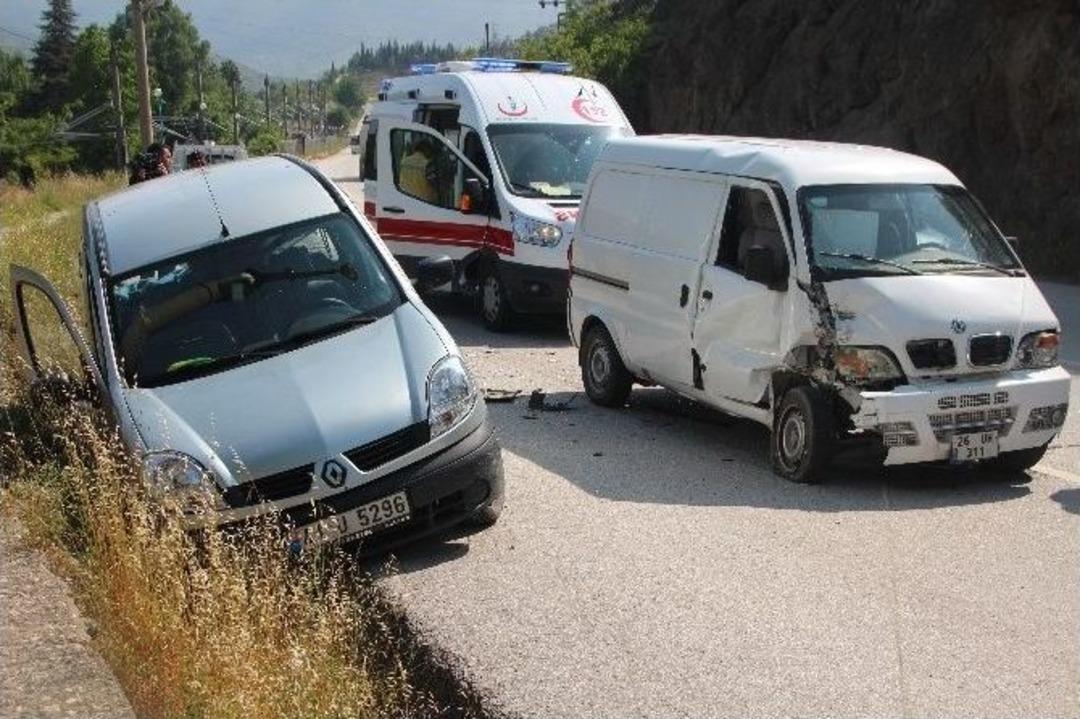 Minib&uuml;s Park Halindeki Araca &Ccedil;arptı: 2 Yaralı