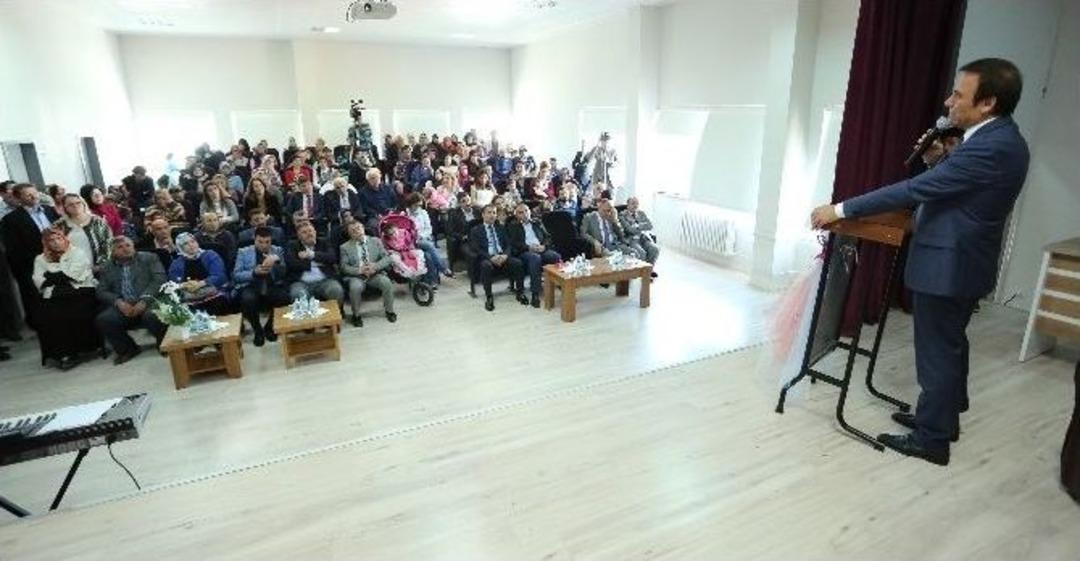 Gen&ccedil;&rsquo;ten Ortaokula Konferans Salonu