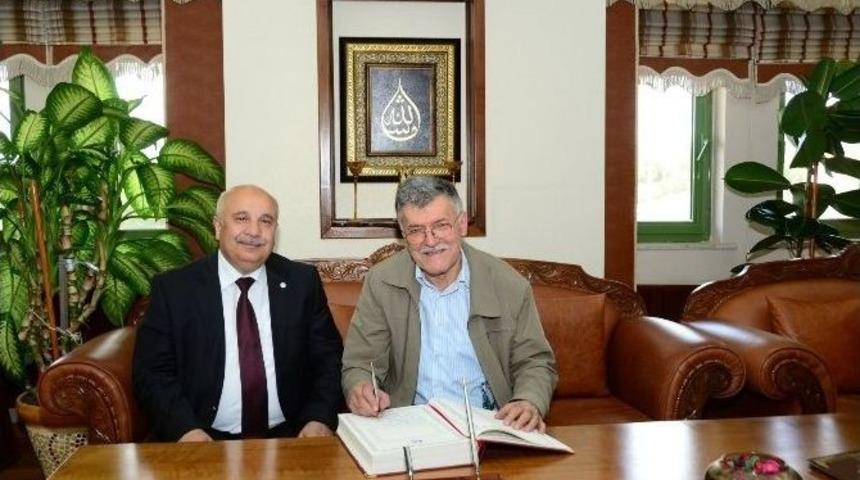 &ldquo;islam D&uuml;ş&uuml;ncesinde Edebiyat Geleneğimiz&rdquo; Konulu Konferans Verildi