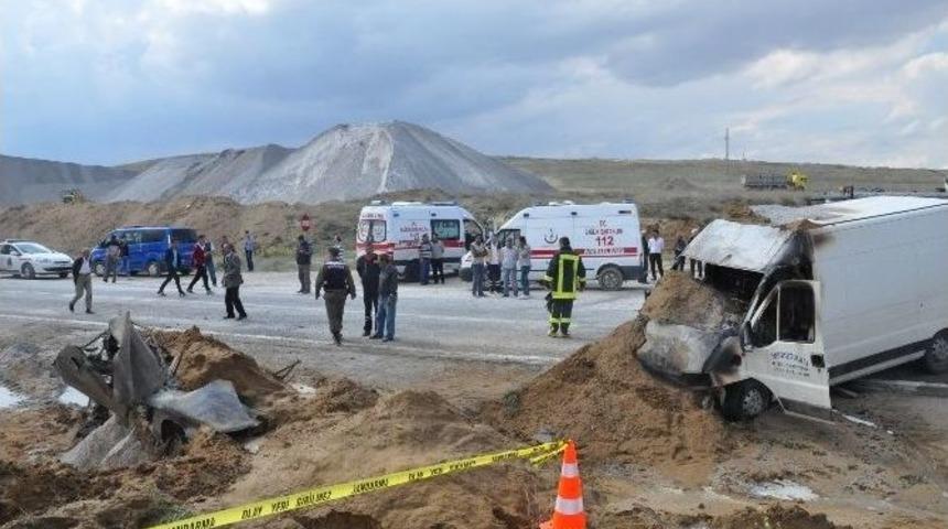 Çarpışan Minibüs İle Otomobil Yandı: 2 Ölü, 1 Yaralı