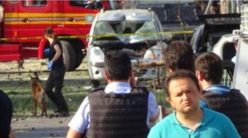 Diyarbakır Valiliği: “bomba Yüklü Araçla Yapılan Saldırıda 3 Kişi Öldü, 42 Kişi Yaralandı”