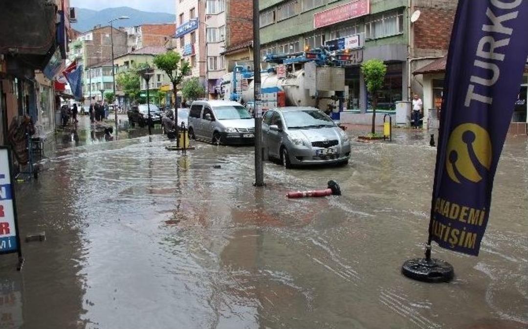 Karab&uuml;k&rsquo;te Sağanak Yağış