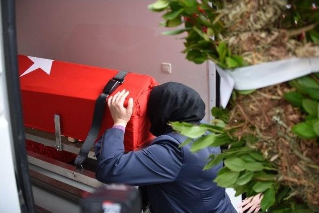 Şehit Polis İ&ccedil;in İstanbul Emniyet M&uuml;d&uuml;rl&uuml;ğ&uuml;nde T&ouml;ren D&uuml;zenlendi