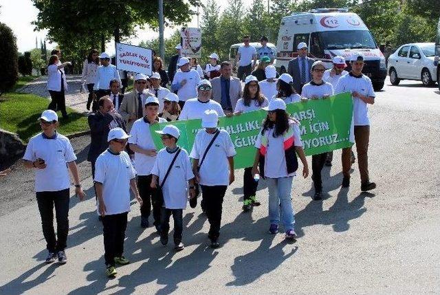 Sağlıklı Yaşam İçin 2 Kilometre Yürüdüler