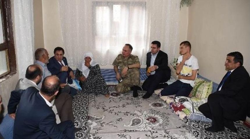 Şanlıurfa Valisi İzzettin K&uuml;&ccedil;&uuml;k Yaralı Askeri Evinde Ziyaret Etti