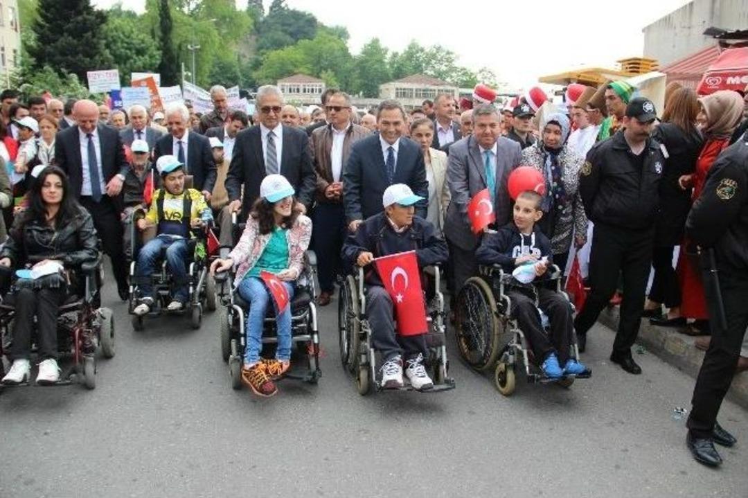 Engelliler Y&uuml;r&uuml;y&uuml;ş Ve G&ouml;steri Yaptı