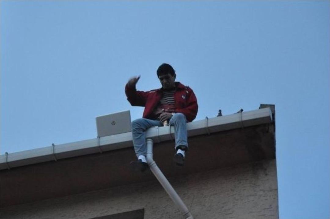 &Ccedil;atıda Laptoptan Film İzleyerek İntihara Kalkıştı