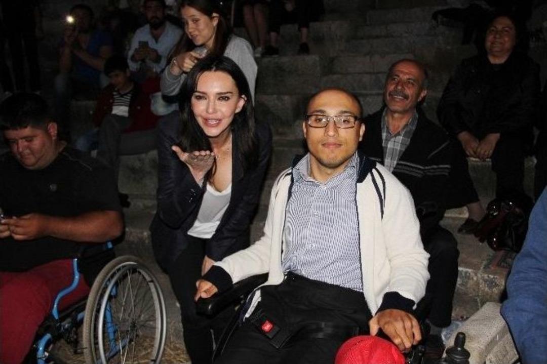 &Uuml;nl&uuml; İsimler Engelliler İ&ccedil;in Bir Araya Geldi