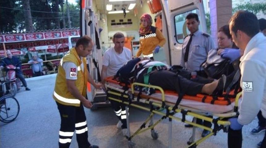 Kula&rsquo;da Otomobil Tır&rsquo;a &Ccedil;arptı: 1 Yaralı