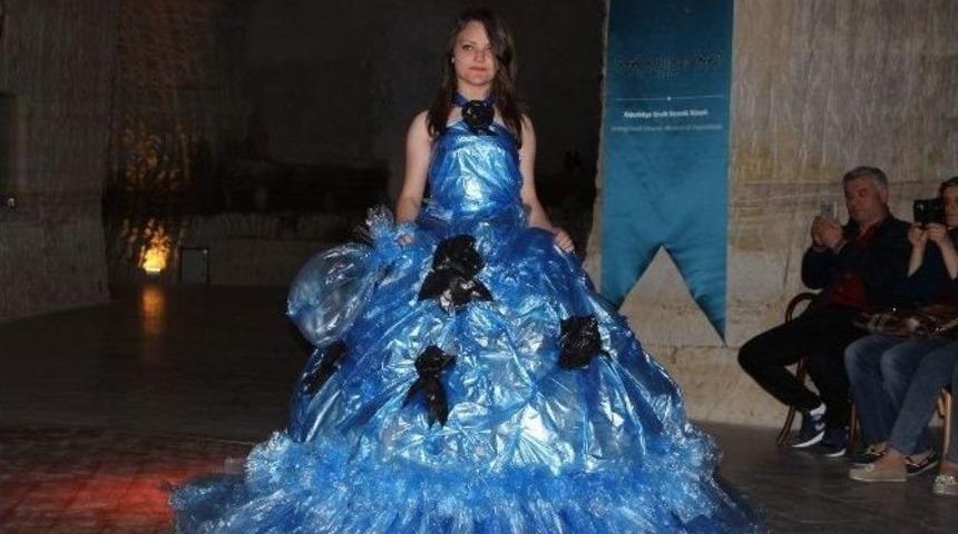 &Ouml;ğrenciler Atık Maddelerden Kıyafet Tasarladı