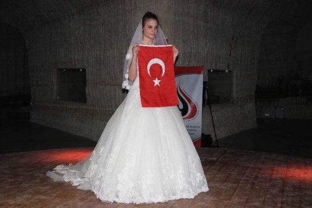 &Ouml;ğrenciler Atık Maddelerden Kıyafet Tasarladı 1