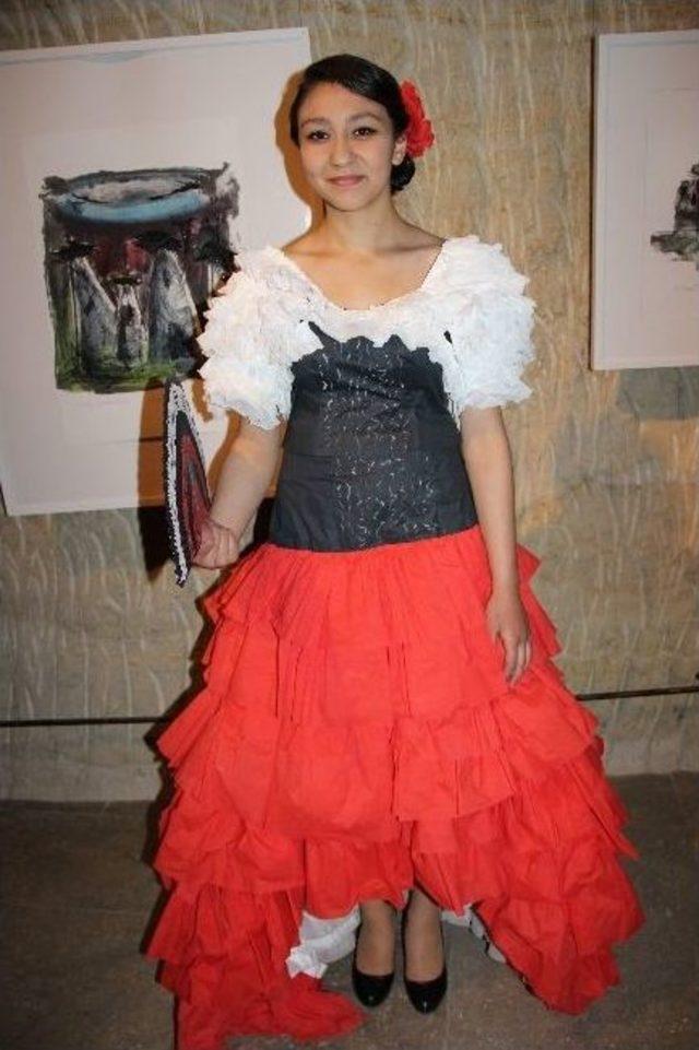 &Ouml;ğrenciler Atık Maddelerden Kıyafet Tasarladı 3