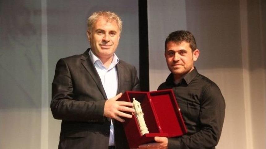 Emin Ersoy&rsquo;un Hayatını Konu Alan Oyun G&ouml;n&uuml;llere İşledi