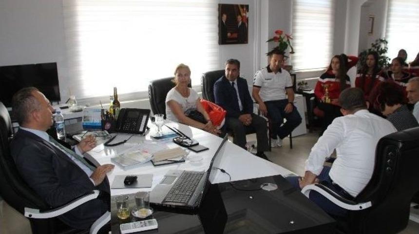 &Ouml;d&uuml;ll&uuml; &Ouml;ğrencilerden Kaymakam Y&ouml;nden&rsquo;e Ziyaret