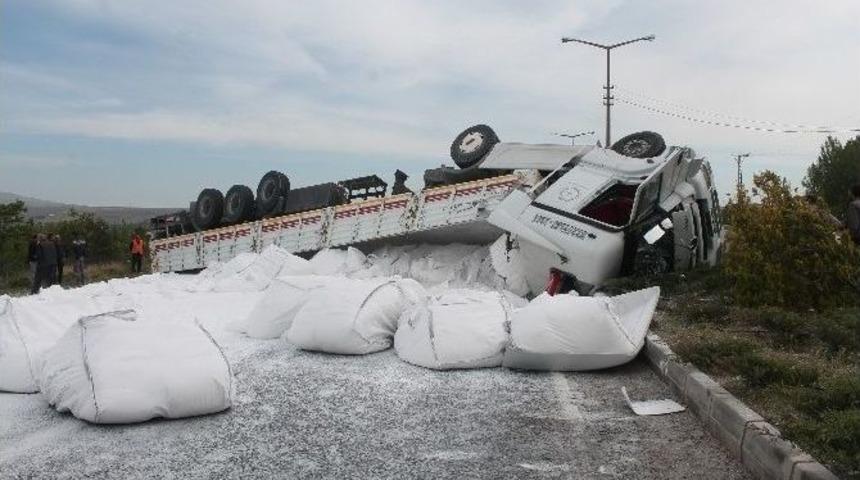 Seyir Halindeki Tır Devrildi: 1 Yaralı