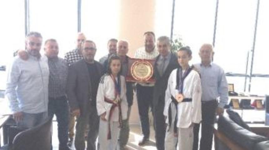 Tekvandoculardan &Ccedil;tso&rsquo;ya Teşekk&uuml;r Plaketi