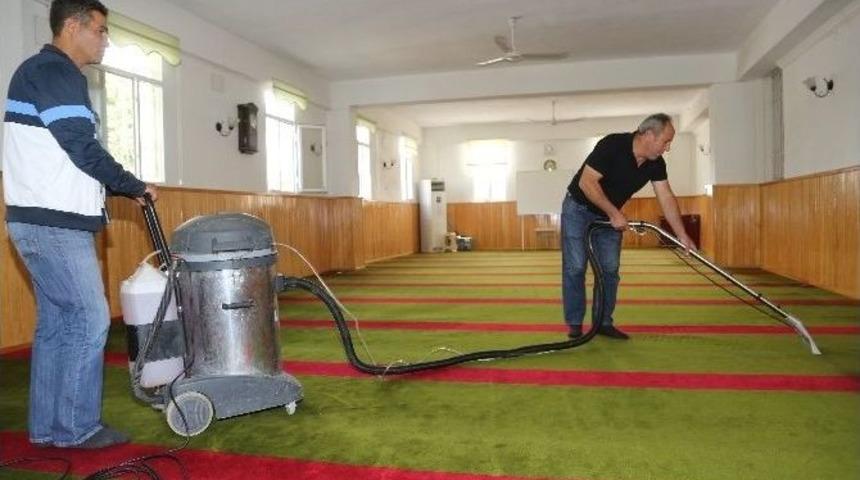 Torbalı Camilerinde Ramazan Temizliği