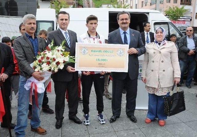 Dünya Şampiyonu Güreşçi Bostancı, Törenle Karşılandı