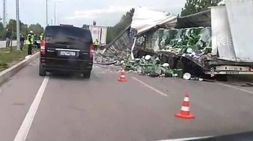 İki Tır &Ccedil;arpıştı, Trafik Fel&ccedil; Oldu