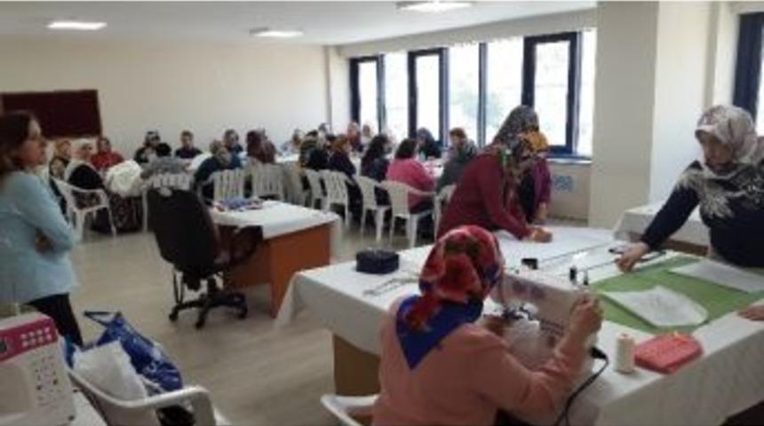 İzmek Kursiyerlerinin &Uuml;r&uuml;nleri G&ouml;r&uuml;c&uuml;ye &Ccedil;ıkıyor