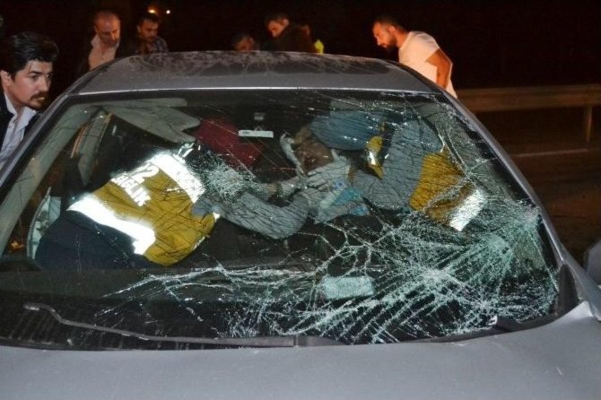 Bankete &Ccedil;arpan Otomobil Hurdaya D&ouml;nd&uuml;: 1 Yaralı