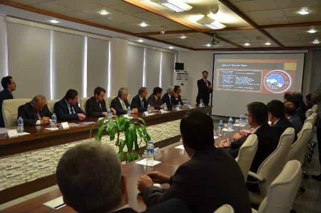 İl Ve B&ouml;lge M&uuml;d&uuml;rleri Toplantısı Vali D&uuml;zg&uuml;n Başkanlığında Yapıldı 1