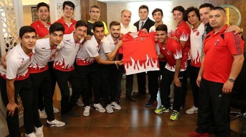 Anafartalar Futsal Takımı&rsquo;ndan Başkan G&uuml;rlesin&rsquo;e Ziyaret
