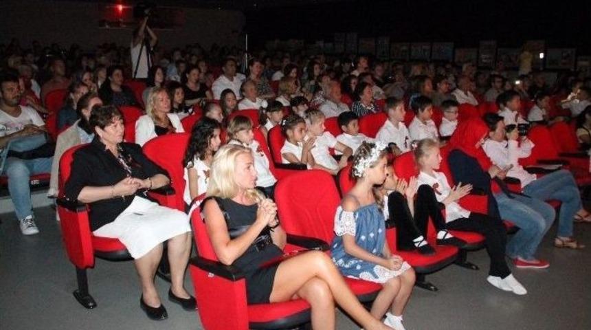 Rus Öğrenciler Danslarıyla Alkış Topladı