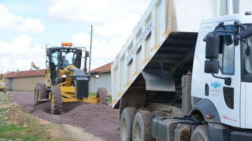 Seyitgazi&rsquo;de Yol Yapım &Ccedil;alışmaları Devam Ediyor