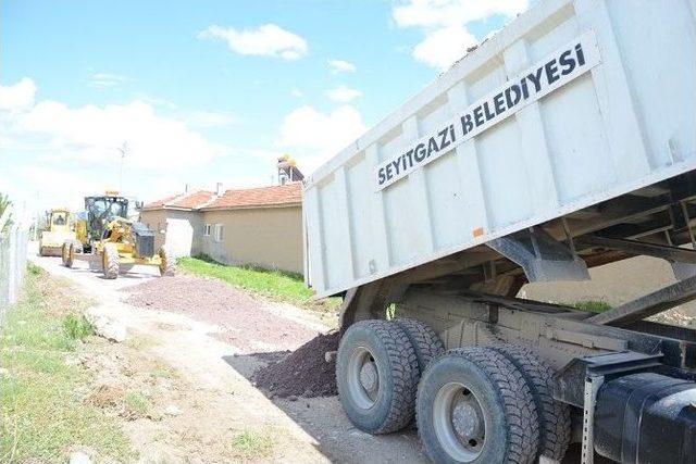 Seyitgazi&rsquo;de Yol Yapım &Ccedil;alışmaları Devam Ediyor 1