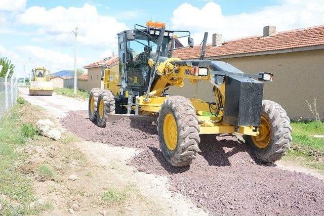 Seyitgazi&rsquo;de Yol Yapım &Ccedil;alışmaları Devam Ediyor 2