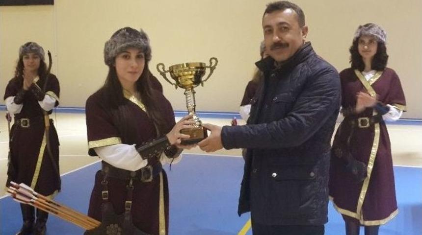 Gen&ccedil;ler Geleneklerine Sahip &Ccedil;ıkıyor