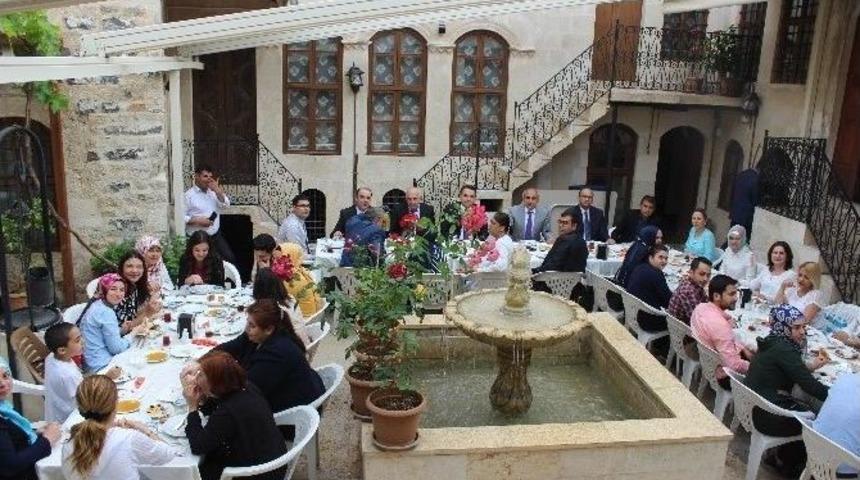 Başkan Kara, Hemşireler G&uuml;n&uuml; Nedeniyle Kahvaltı Verdi