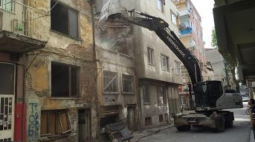 Gemlik&rsquo;te Metruk Binalar Yıkılıyor