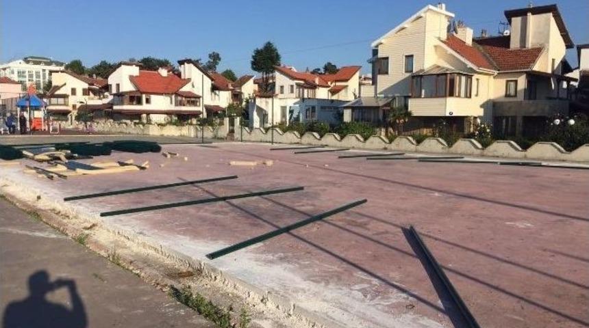 Tenis Sahasını Onarılıyor