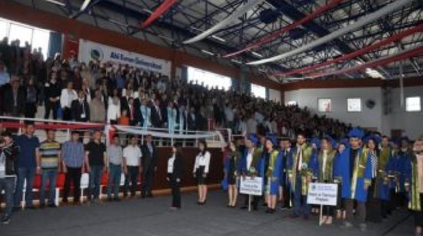 Sosyal Bilimler Meslek Y&uuml;ksekokulu 4. D&ouml;nem &Ouml;ğrencileri Mezuniyet Coşkusunu Yaşadı