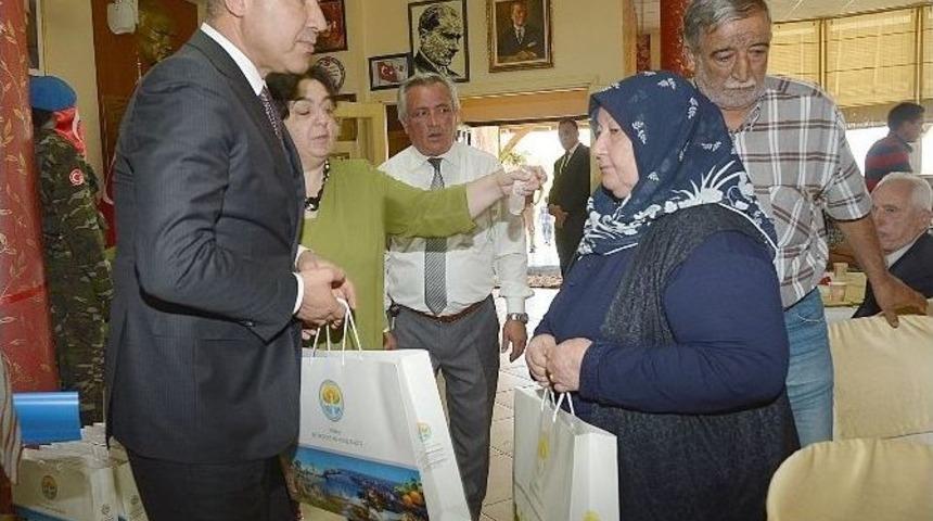 Şehit Annelerinden Başkan S&ouml;zl&uuml;&rsquo;ye Teşekk&uuml;r Plaketi