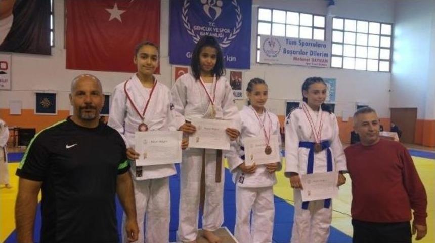 Yunusemre Belediyespor Şampiyonaya Damga Vurdu