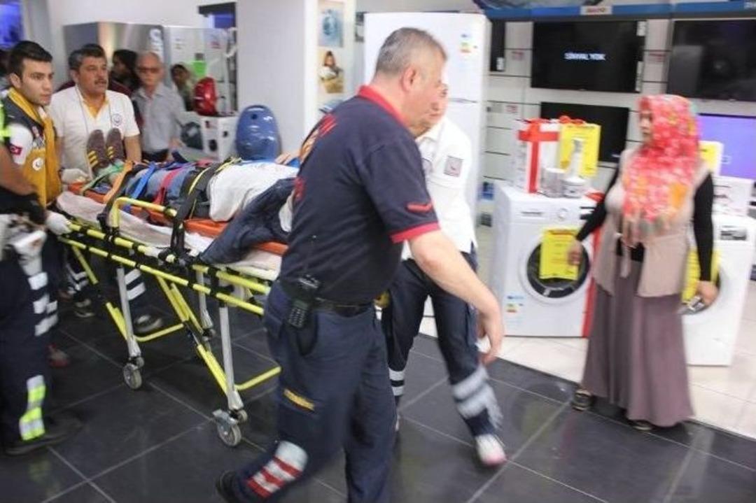 Nazilli&rsquo;de Asans&ouml;r Boşluğa D&uuml;şt&uuml;: 2 Yaralı