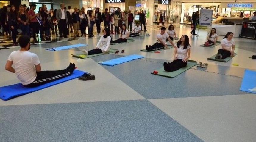 Alışveriş Merkezinin Ortasında Egzersiz Yaptılar, M&uuml;şteriler Şaştı Kaldı
