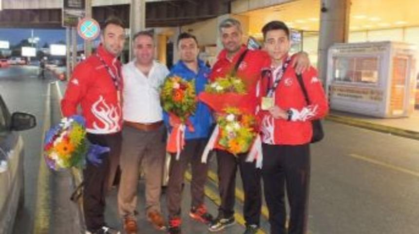 Avrupa &Uuml;&ccedil;&uuml;nc&uuml;s&uuml; Karateciler Yurda D&ouml;nd&uuml;
