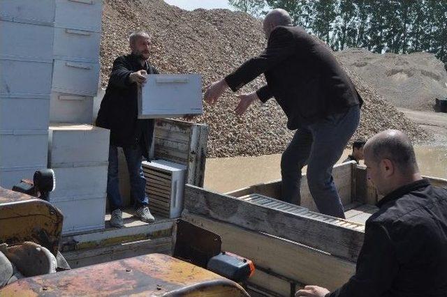 İnegöllü Arıcılara Kovan Desteği 1