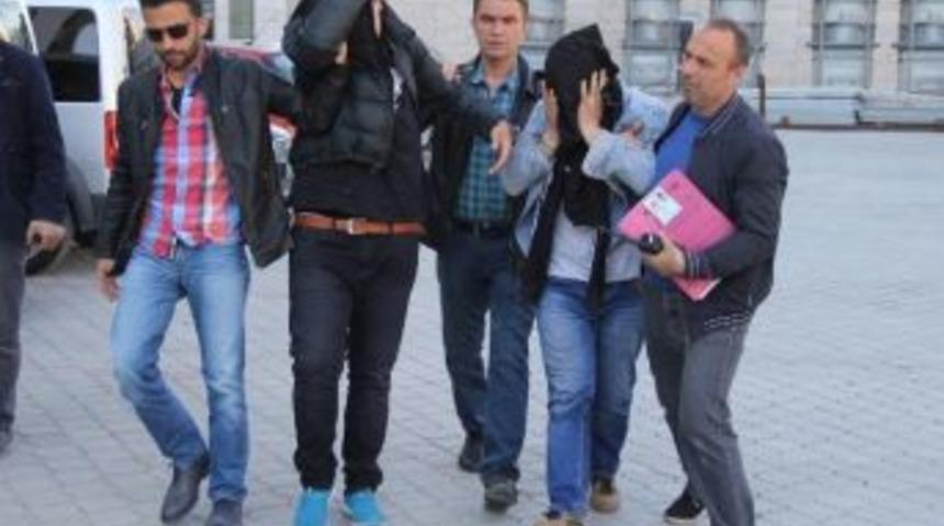 Marketten İ&ccedil;ki &Ccedil;alıp Sahilde İ&ccedil;tiler