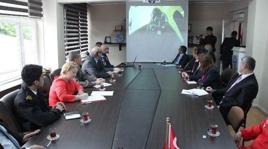 T&uuml;rk Yıldızlarının G&ouml;sterisine Martı D&uuml;zenlemesi