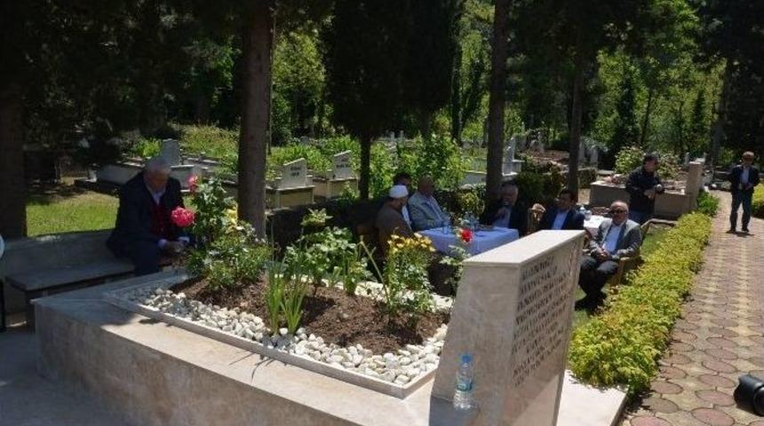 Başkan Hazinedar, Annesinin Anma Programına Katıldı