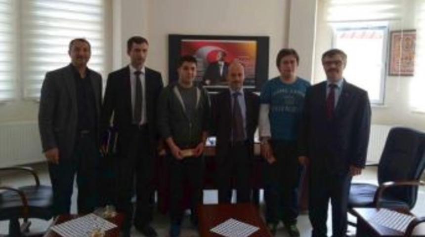 M&uuml;d&uuml;r Vekili Hamdi Sarı&ouml;z, T&uuml;rkiye Birinciliği Elde Eden &Ouml;ğrencileri Tebrik Etti