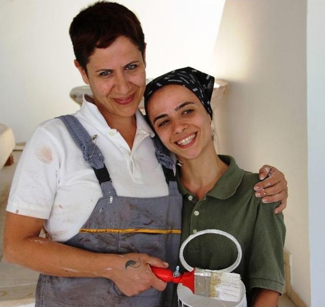 Bodrum Evlerini Kadınlar Boyuyor