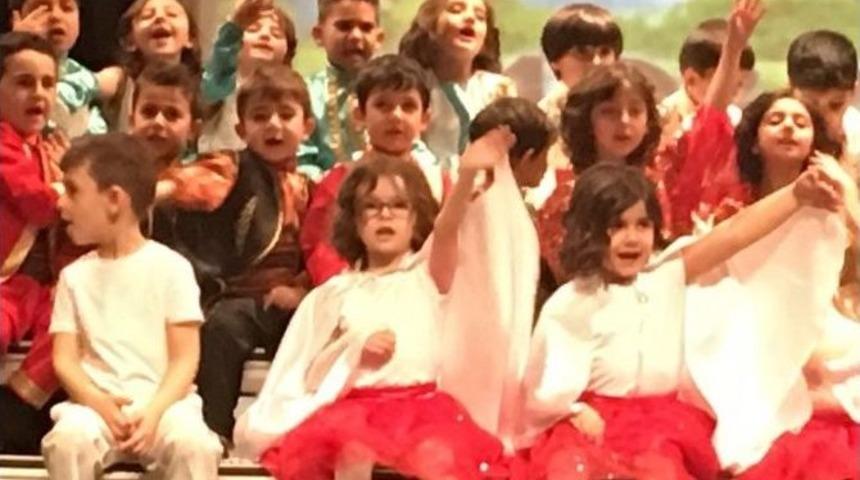 Ata &Uuml;ni&rsquo;li Miniklerin İlk Mezuniyet Coşkusu