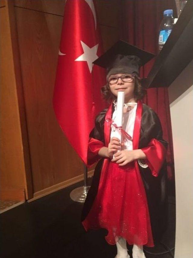 Ata &Uuml;ni&rsquo;li Miniklerin İlk Mezuniyet Coşkusu 2